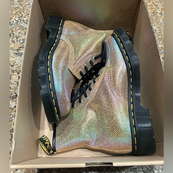 Dr. Martens Women's 1460 Sand Rainbow Ray Boots Ladies Size 6 BRAND NEW IN BOX - Picture 5 of 14